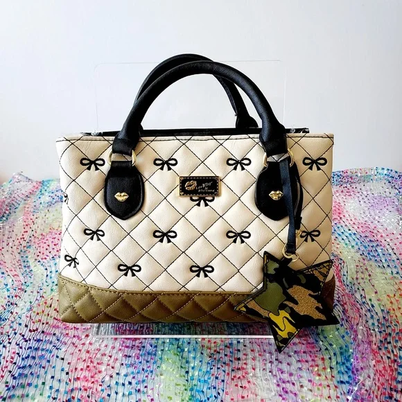 ⤵️LUV BETSY By Betsey Johnson Irish Cream Bowtie Tote Purse - Green Camo🤍 - Picture 12 of 13